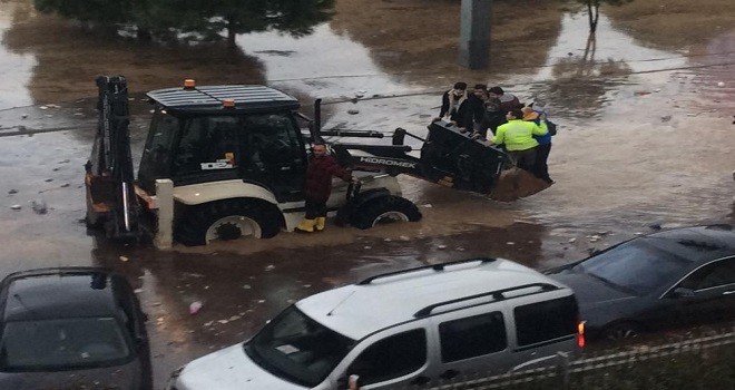 Karşıyaka'yı sel vurdu!