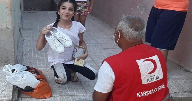 Karşıyakalı 600 ihtiyaç sahibine Kızılay'dan ayakkabı