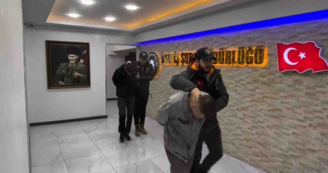 Karşıyaka'da gasp yapan iki kişi yakalandı