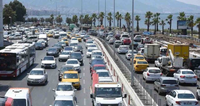 İzmir'de trafiğe kayıtlı araç sayısı 2 milyon 20 bin 832 oldu