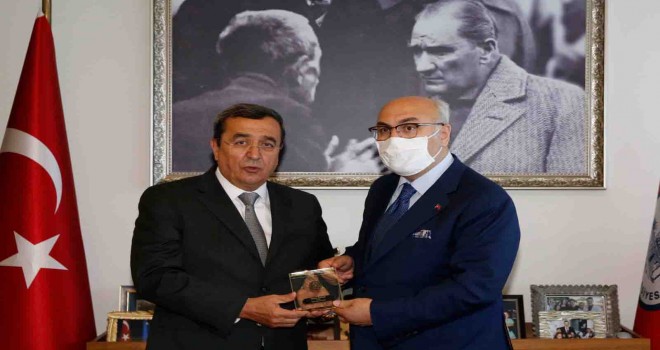 Batur, Vali Köşger’e Konak’ı anlattı