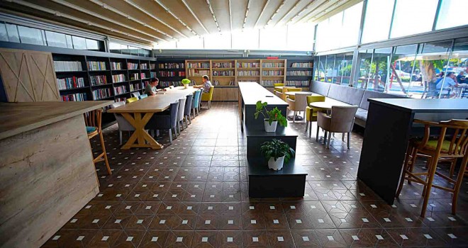 Bayraklı’nın ilk kitap kafesi hizmete girdi
