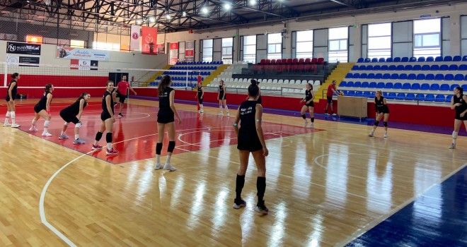 Karşıyaka filede sezonu Balıkesir'de açıyor