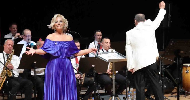 Karşıyaka’da aşk şarkıları söylendi