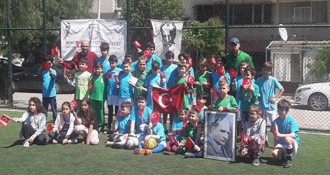 23 Nisan'ı futbol sahasında kutladılar...