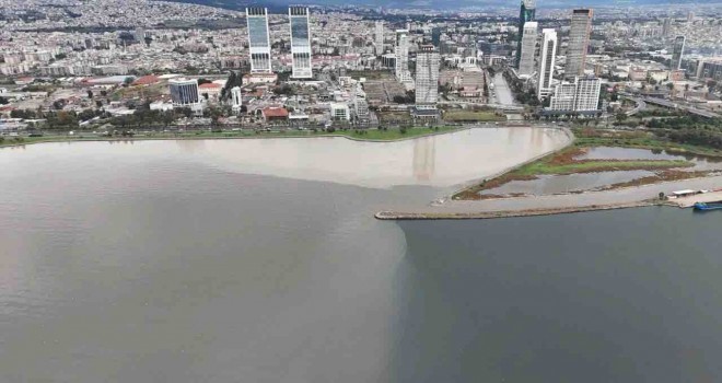 İzmir Körfezi kahverengiye büründü