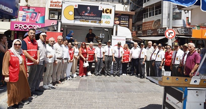 Karşıyaka Kızılay 15 Temmuz şehitleri için lokma dağıttı