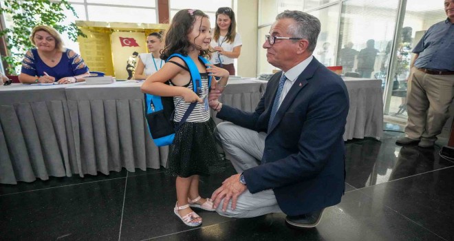 Gaziemir Belediyesi’nden bin 746 öğrenciye okul çantası