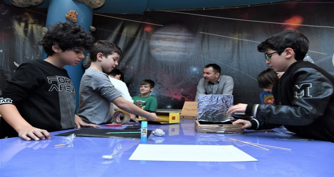 Bornova’da Yaz Bilim Atölyeleri uygulamalı eğitim veriyor