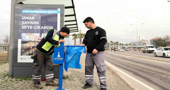 İzmir'de otobüs duraklarına yeni çöp kovaları
