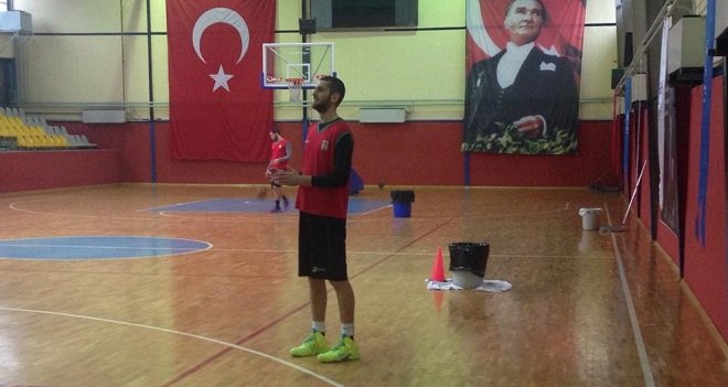 Daha yeni yapılmıştı... Cumhuriyet Mahallesi Spor Salonu çatısı akıyor…