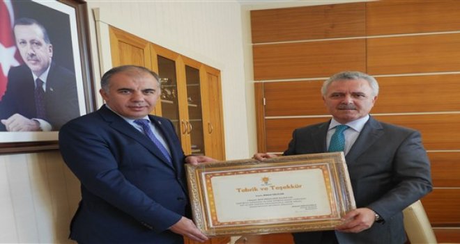 Davutoğlu partisinin İzmir teşkilatına teşekkür etti