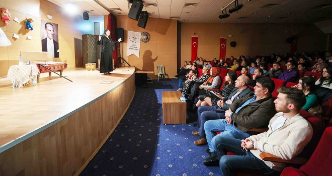 Ben Kimim tiyatro oyununa yoğun ilgi