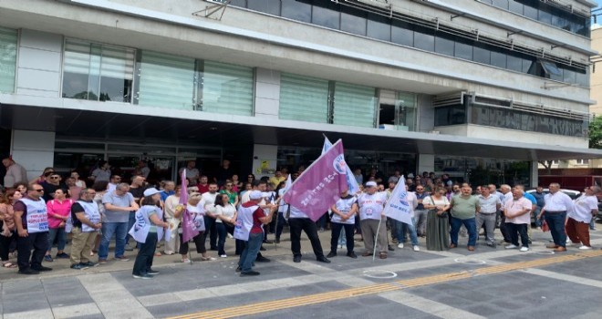 Karşıyaka Belediyesi'nde memurlardan eylem