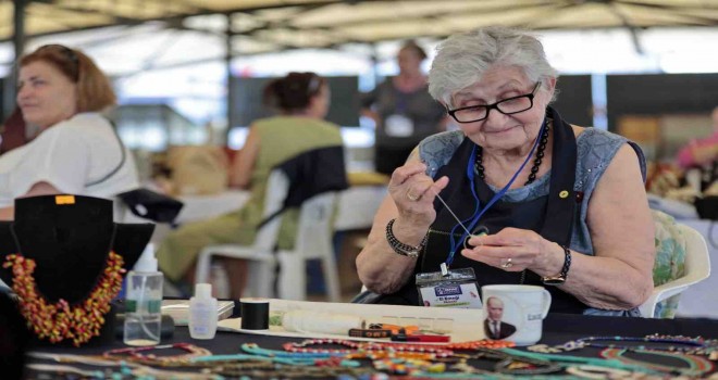 Konak’ın el emeği pazarı hayatlara dokunuyor