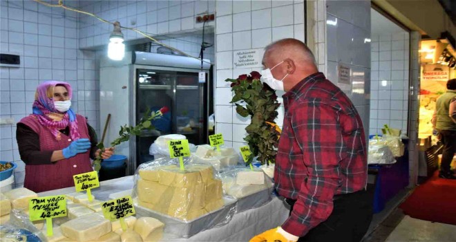 Başkan Karakayalı annelere gül dağıttı