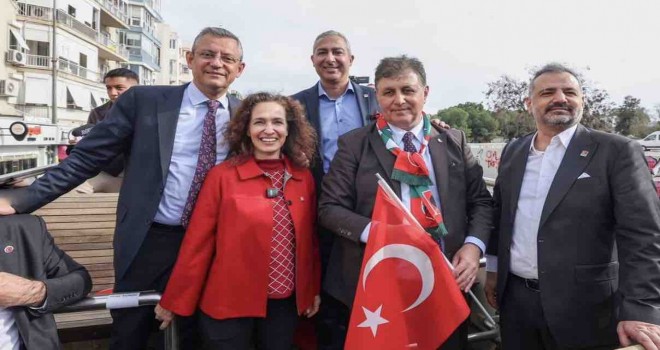 Özel, Tugay ve Ünsal Karşıyaka'da halkı selamladı