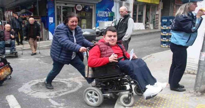 Konak’ta engelsiz yol için yürüdüler