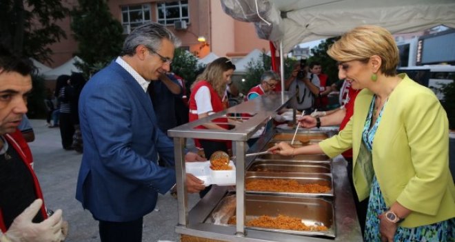 Doktor Akpınar verdiği iftarı kendi servis etti