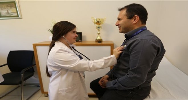 Doktorlar önlüklerini Down Sendromlu çocuklara bıraktılar