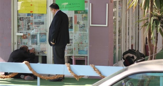 Dolandırıldığını öne süren esnaf cinnet getirdi, dükkanını yakmaya çalıştı