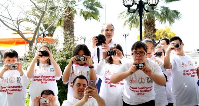 Down sendromlu gençler İzmir'i fotoğraflıyor...