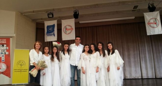 Duymadan dans edenleri seyrettiler