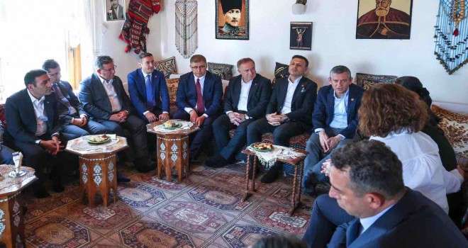 Başkan Tugay'dan Özgür Özel'e ziyaret