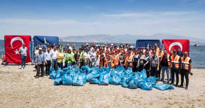 Başkan Soyer çocuklar ve gönüllülerle İnciraltı'nda atık topladı