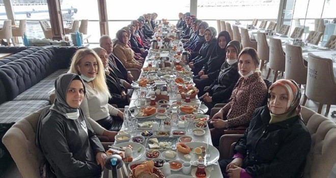 Müftü Gürler'den kadın personeline jest...