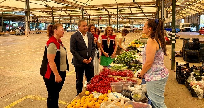 Karşıyaka Kaymakamı Demir organik pazarda incelemelerde bulundu