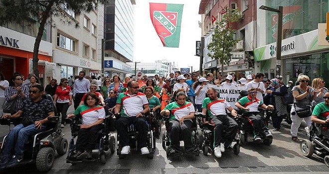 Engelsiz Şenlik kortejinde Karşıyakalılar kolkola girdi...