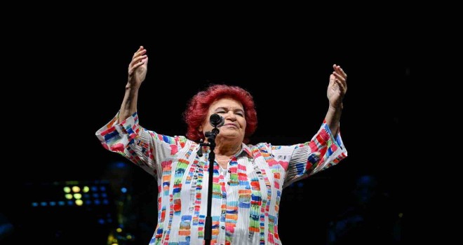 Çim Konserleri’nde Selda Bağcan sahne aldı