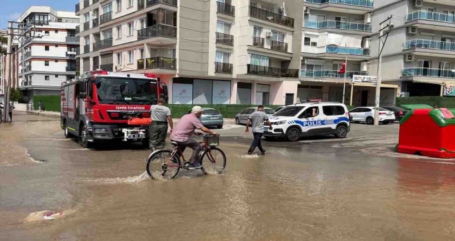 Karşıyaka'da iş makinesi boruyu patlattı, su bastı...