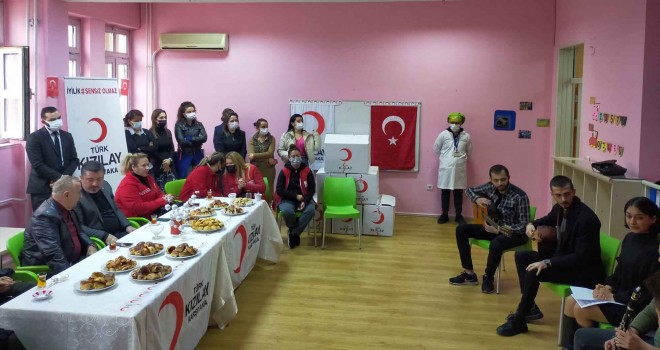 Türk Kızılay Karşıyaka Şubesi'nden özel çocuklara yardım eli