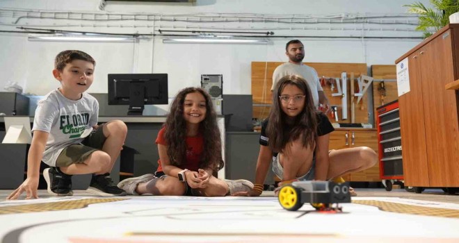 İzmirli çocuklar robotik dünyasıyla tanıştı