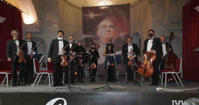 Atatürk sevdiği şarkılarla Çeşme’de anıldı