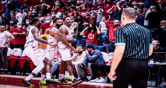 Pınar Karşıyaka İsrail'de saatlerce bekletildi...