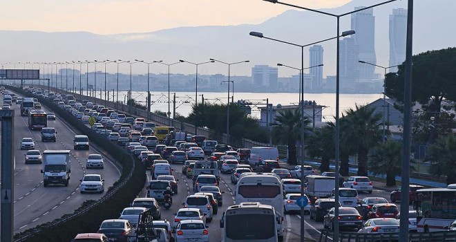 İzmir'de trafiğe kayıtlı araç sayısı 1 milyon 734 bin 265 oldu