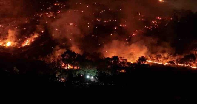 Foça'da yangınla mücadele devam ediyor