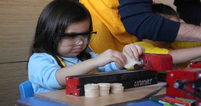 Karşıyaka’da çocuklar kendi oyuncaklarını yapıyor