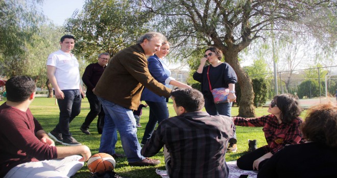 İduğ, güneşe ve temiz havaya koştu
