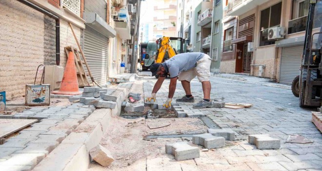 Karşıyaka’da yol bakım çalışmaları hız kesmiyor