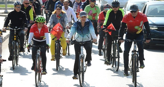 İşçimenler bisikletçilerle pedal çevirdi...