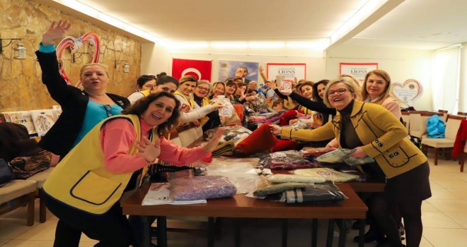 Huzurevi sakinleri için 500 atkı ördüler