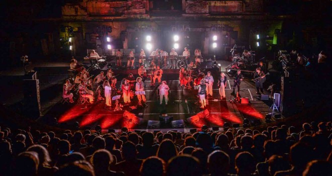 Tarihi atmosferde Selda Bağcan korosu