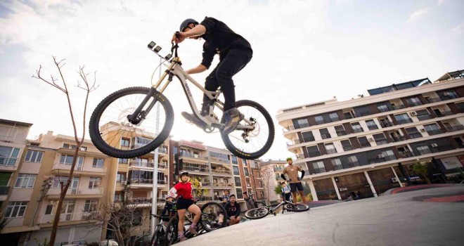 Karşıyaka’da pump track bisiklet parkuruna yoğun ilgi