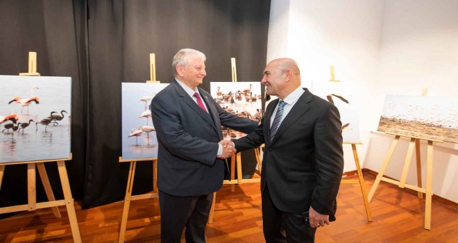 Esat Erçetingöz’den Flamingo Adası Sergisi