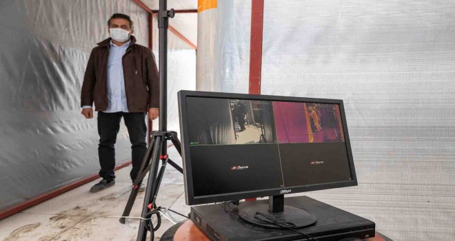 İzmirlilerin ateşi termal kamerayla ölçülüyor