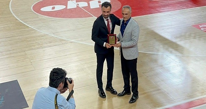 Pınar Karşıyaka'dan Yelek'e plaket